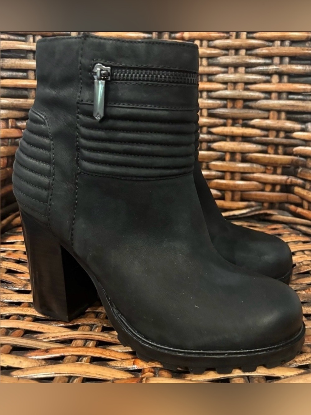 Sam Edelman Ankle Boot Fowler Nubuck Leather Black
US 6.5. Excellent condition!